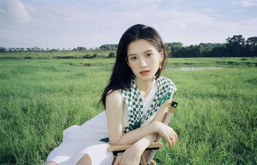 张婧仪最新写真曝光演绎清新风格的白色连衣裙令人心动不已