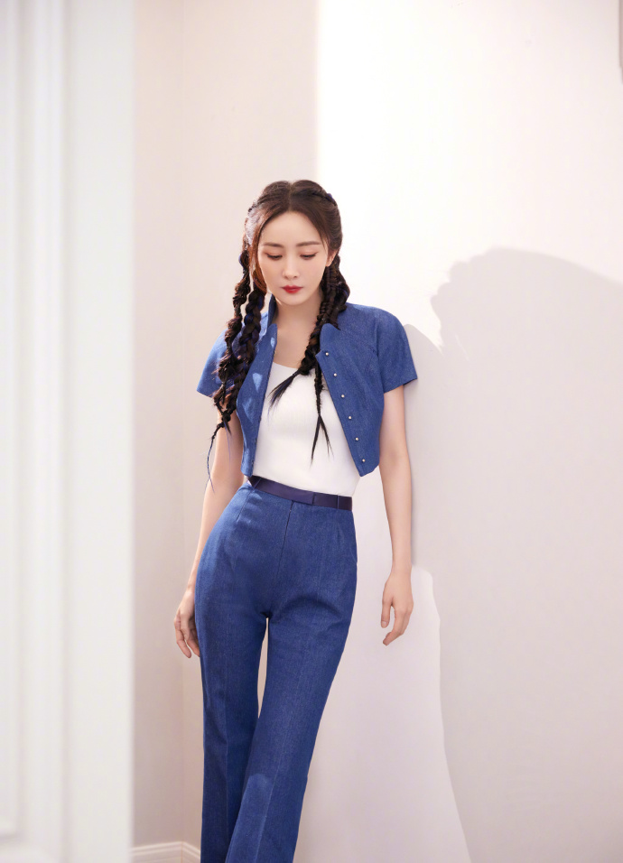 杨幂身着蓝色套装编发造型展现甜美酷炫风格